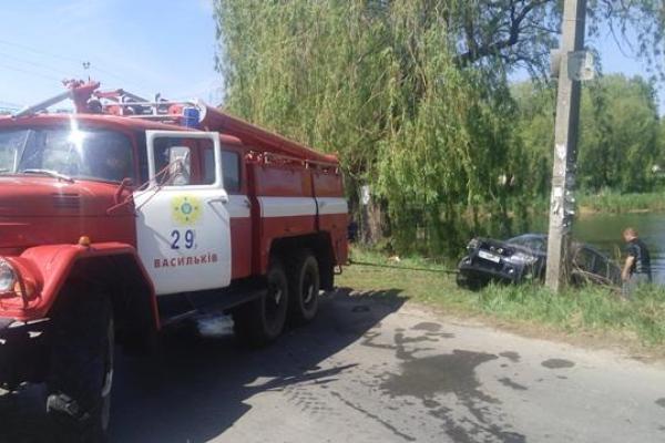 На Киевщине спасатели достали машину со дна реки, хозяин авто бесследно исчез На Киевщине спасатели достали машину со дна реки, хозяин авто бесследно исчез