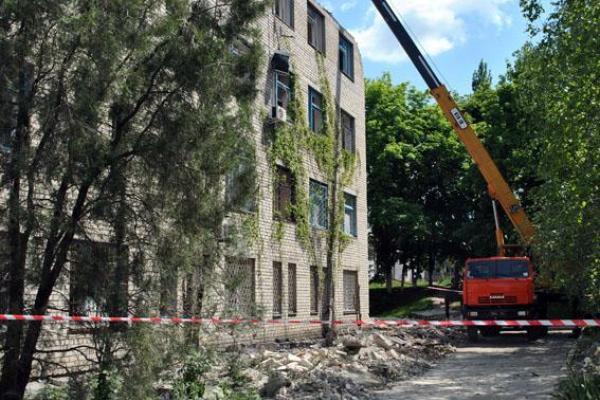 В Красногоровке ремонтируют пострадавшие от обстрелов здания, полиция охраняет порядок