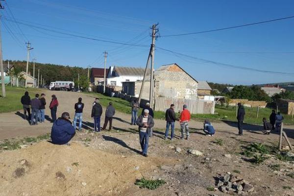 Оккупанты проводят обыск у крымского татарина Ризы Изетова Оккупанты проводят обыск у крымского татарина Ризы Изетова
