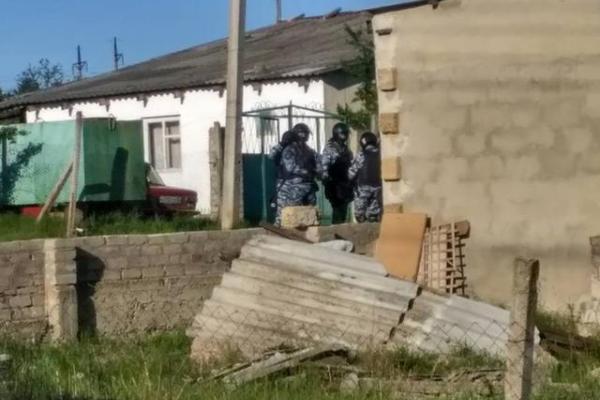 Оккупанты проводят обыск у крымского татарина Ризы Изетова Оккупанты проводят обыск у крымского татарина Ризы Изетова