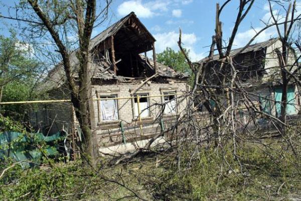 В Красногоровке ремонтируют пострадавшие от обстрелов здания, полиция охраняет порядок