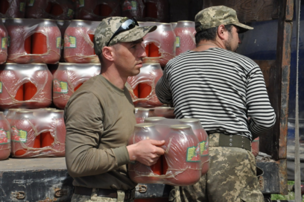 К майским праздникам семья военного медика передала бойцам на Луганщине 22 тонны продуктов