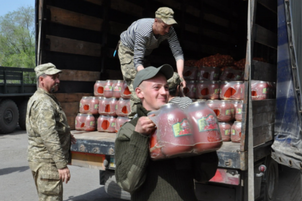 К майским праздникам семья военного медика передала бойцам на Луганщине 22 тонны продуктов
