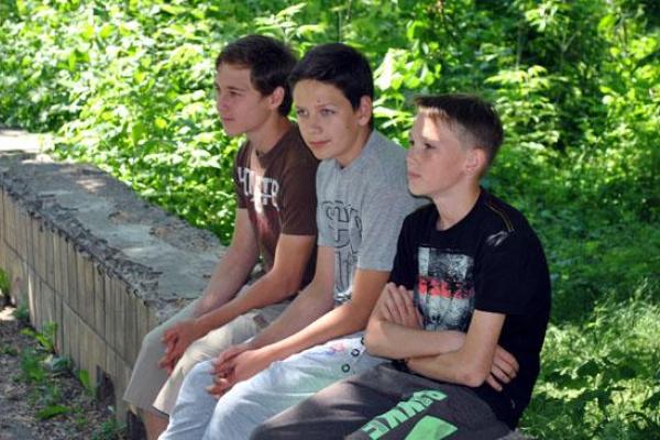 В Красногоровке ремонтируют пострадавшие от обстрелов здания, полиция охраняет порядок