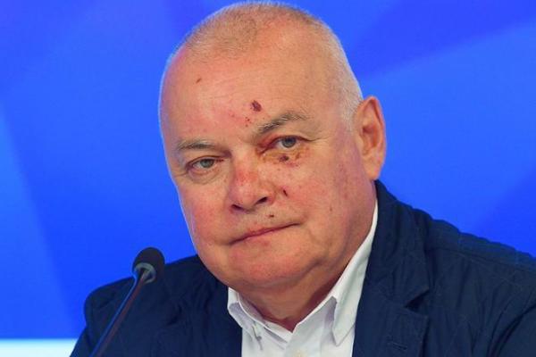 Пропагандист Киселев вернулся из Крыма с разбитым лицом Пропагандист Киселев вернулся из Крыма с разбитым лицом