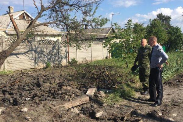 Появились кадры разрушений в Красногоровке, которая попала под жестокий обстрел боевиков