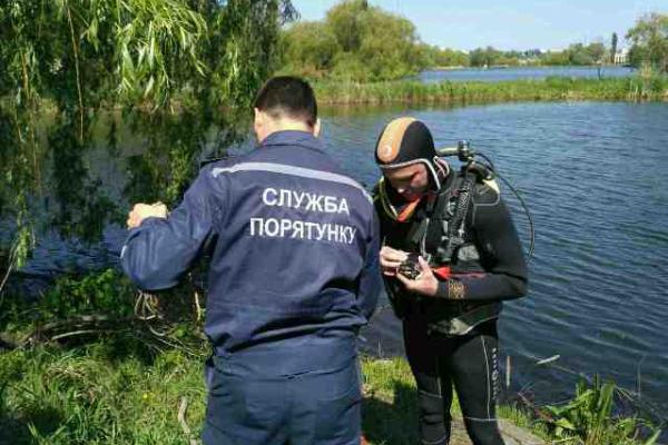 На Киевщине спасатели достали машину со дна реки, хозяин авто бесследно исчез На Киевщине спасатели достали машину со дна реки, хозяин авто бесследно исчез