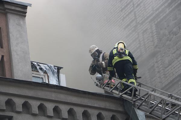 В Киеве произошел масштабный пожар в 3-этажном жилом доме В Киеве произошел масштабный пожар в 3-этажном жилом доме