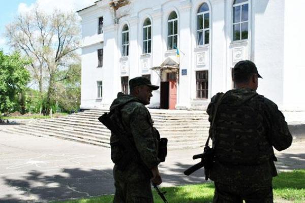 В Красногоровке ремонтируют пострадавшие от обстрелов здания, полиция охраняет порядок