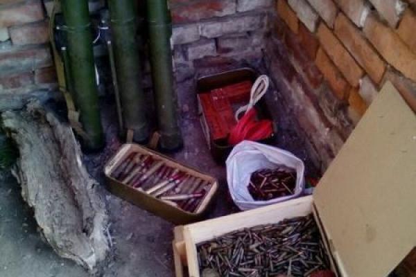В районе АТО сотрудники СБУ нашли тайник с гранатометами и взрывчаткой В районе АТО сотрудники СБУ нашли тайник с гранатометами и взрывчаткой