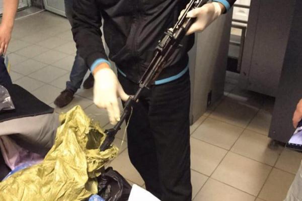 Мужчина пытался провезти через украинско-российскую границу автомат Калашникова Мужчина пытался провезти через украинско-российскую границу автомат Калашникова
