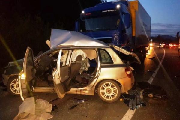 В Закарпатской области произошло смертельное ДТП: погибли три человека В Закарпатской области произошло смертельное ДТП: погибли три человека