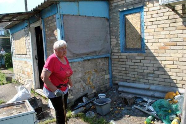 В Красногоровке ремонтируют пострадавшие от обстрелов здания, полиция охраняет порядок