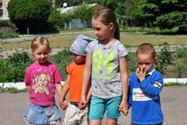 В Красногоровке ремонтируют пострадавшие от обстрелов здания, полиция охраняет порядок