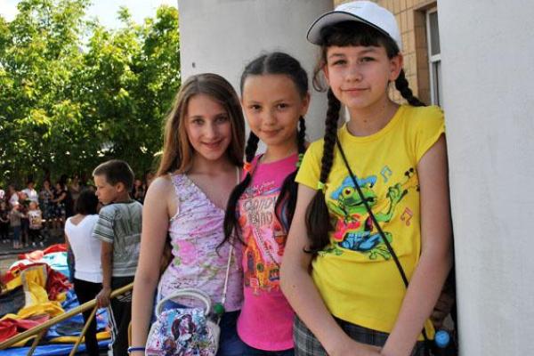 В Красногоровке ремонтируют пострадавшие от обстрелов здания, полиция охраняет порядок