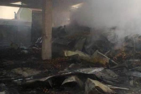 На Херсонщине масштабный пожар уничтожил 3 грузовика