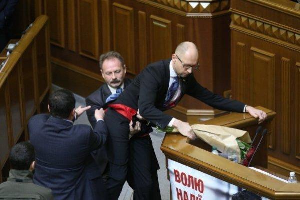 Нардеп, даривший Яценюку цветы, попал в серьезное ДТП Нардеп, даривший Яценюку цветы, попал в серьезное ДТП
