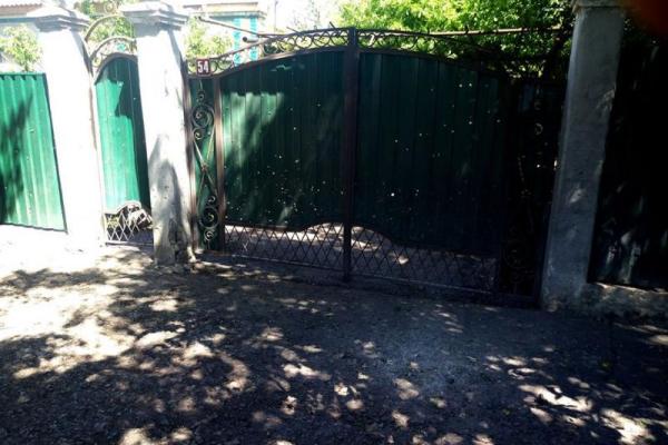 Появились фото последствий обстрела Красногоровки Появились фото последствий обстрела Красногоровки