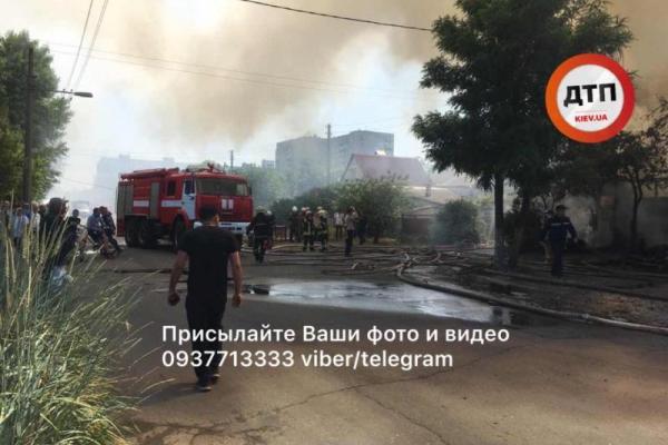 Пожар в Днепровском районе Киева: опубликованы фото и видео момента взрыва Пожар в Днепровском районе Киева: опубликованы фото и видео момента взрыва