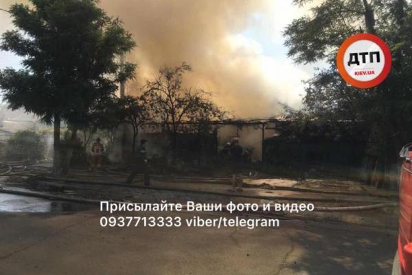 Пожар в Днепровском районе Киева: опубликованы фото и видео момента взрыва Пожар в Днепровском районе Киева: опубликованы фото и видео момента взрыва