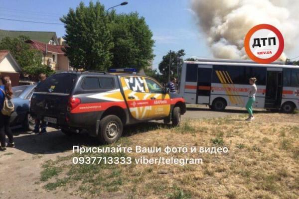 Пожар в Днепровском районе Киева: опубликованы фото и видео момента взрыва Пожар в Днепровском районе Киева: опубликованы фото и видео момента взрыва