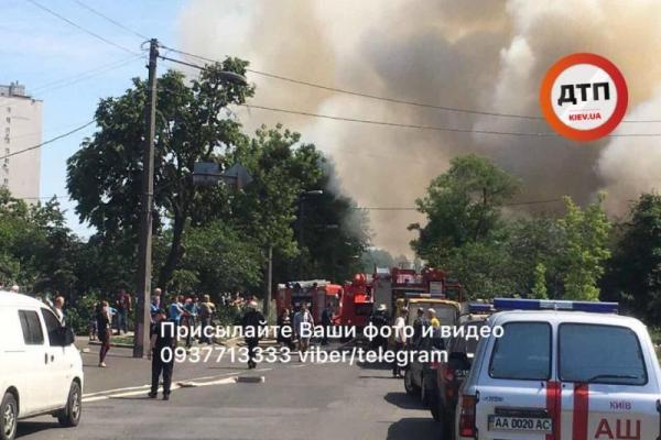 Пожар в Днепровском районе Киева: опубликованы фото и видео момента взрыва Пожар в Днепровском районе Киева: опубликованы фото и видео момента взрыва