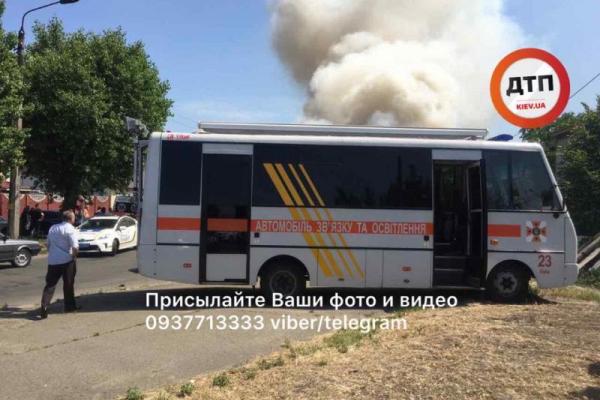 Пожар в Днепровском районе Киева: опубликованы фото и видео момента взрыва Пожар в Днепровском районе Киева: опубликованы фото и видео момента взрыва