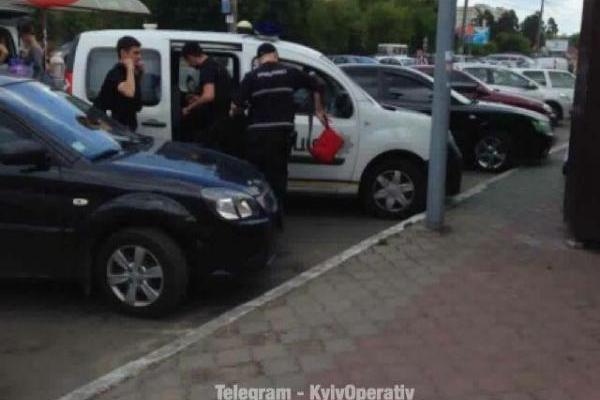 В Киеве средь бела дня ограбили магазин мобильной техники В Киеве средь бела дня ограбили магазин мобильной техники