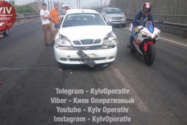 В Киеве произошло ДТП: водителю стало плохо за рулем В Киеве произошло ДТП: водителю стало плохо за рулем