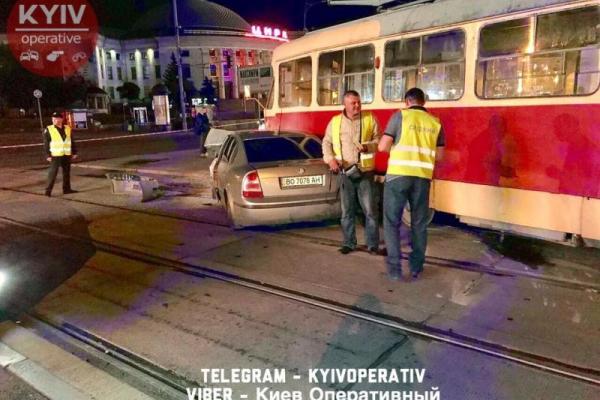 Нардеп, даривший Яценюку цветы, попал в серьезное ДТП Нардеп, даривший Яценюку цветы, попал в серьезное ДТП