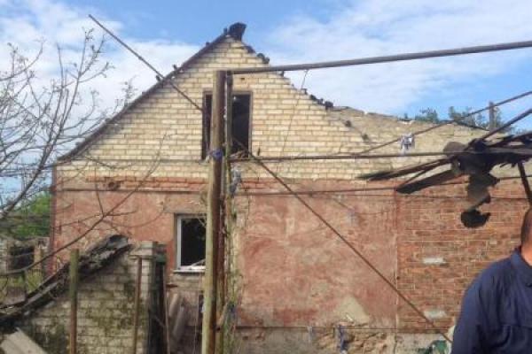 На Донетчине боевики обстреляли частный сектор, в сети появились снимки разрушений На Донетчине боевики обстреляли частный сектор, в сети появились снимки разрушений
