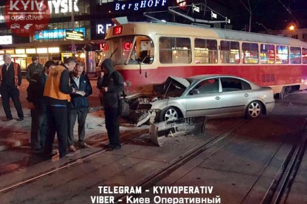 Нардеп, даривший Яценюку цветы, попал в серьезное ДТП Нардеп, даривший Яценюку цветы, попал в серьезное ДТП