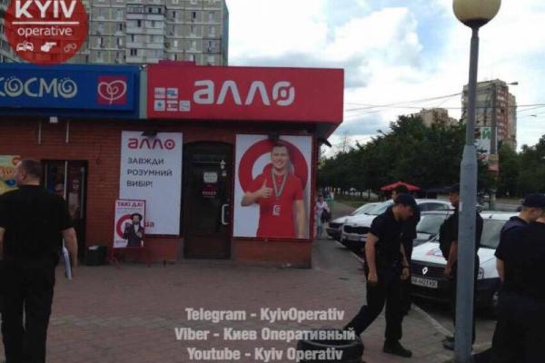 В Киеве средь бела дня ограбили магазин мобильной техники В Киеве средь бела дня ограбили магазин мобильной техники