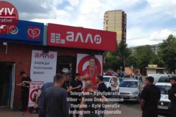 В Киеве средь бела дня ограбили магазин мобильной техники В Киеве средь бела дня ограбили магазин мобильной техники