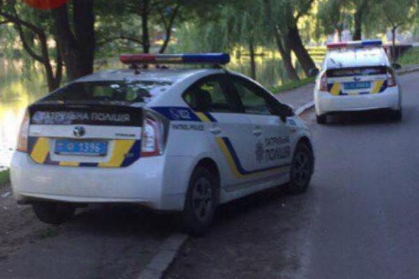 В Голосеевском парке столичные патрульные разбили свой автомобиль В Голосеевском парке столичные патрульные разбили свой автомобиль