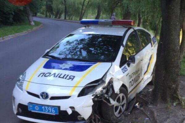 В Голосеевском парке столичные патрульные разбили свой автомобиль В Голосеевском парке столичные патрульные разбили свой автомобиль