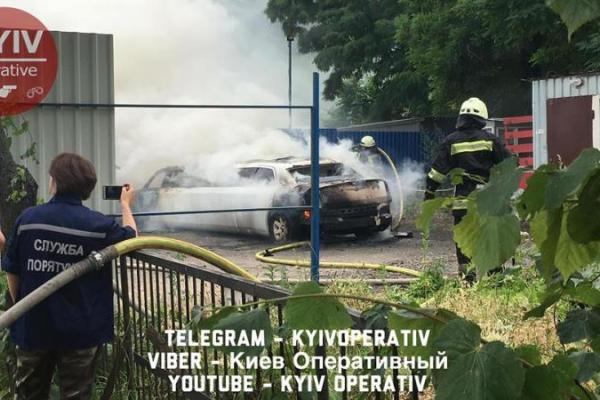В Киеве неизвестные подожгли лимузин В Киеве неизвестные подожгли лимузин
