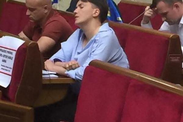 Надежда Савченко пришла в Раду под кайфом? Нардеп опубликовал серию снимков Надежда Савченко пришла в Раду под кайфом? Нардеп опубликовал серию снимков