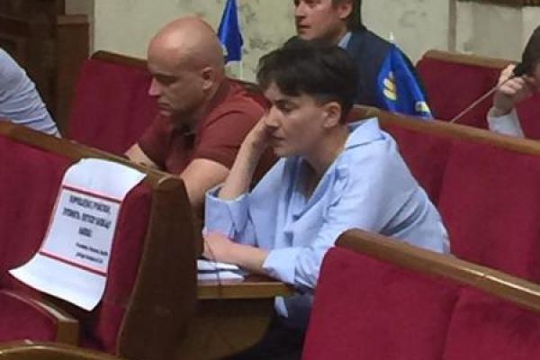 Надежда Савченко пришла в Раду под кайфом? Нардеп опубликовал серию снимков Надежда Савченко пришла в Раду под кайфом? Нардеп опубликовал серию снимков