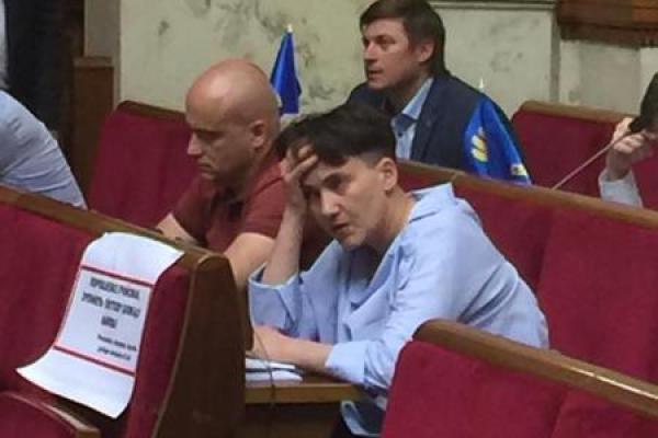 Надежда Савченко пришла в Раду под кайфом? Нардеп опубликовал серию снимков Надежда Савченко пришла в Раду под кайфом? Нардеп опубликовал серию снимков