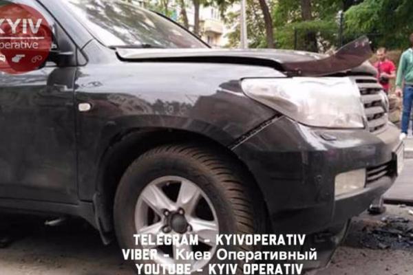 В Киеве подорвали внедорожник, травмирован мужчина В Киеве подорвали внедорожник, травмирован мужчина
