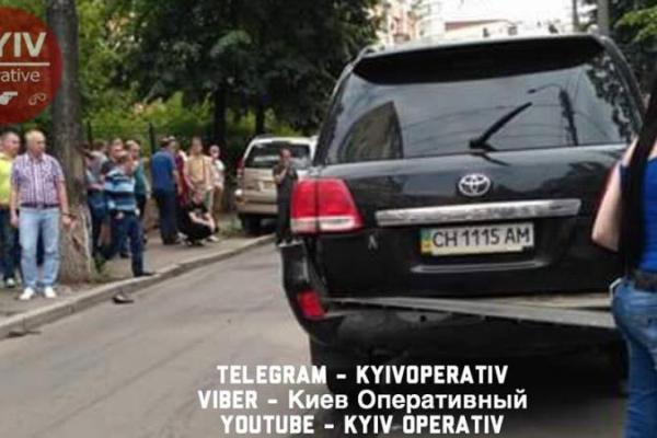 В Киеве подорвали внедорожник, травмирован мужчина В Киеве подорвали внедорожник, травмирован мужчина