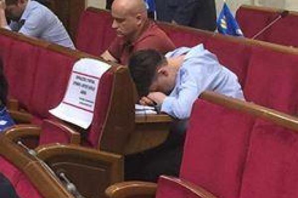 Надежда Савченко пришла в Раду под кайфом? Нардеп опубликовал серию снимков Надежда Савченко пришла в Раду под кайфом? Нардеп опубликовал серию снимков