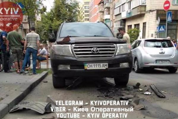 В Киеве подорвали внедорожник, травмирован мужчина В Киеве подорвали внедорожник, травмирован мужчина