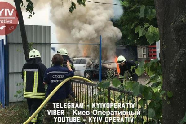 В Киеве неизвестные подожгли лимузин В Киеве неизвестные подожгли лимузин