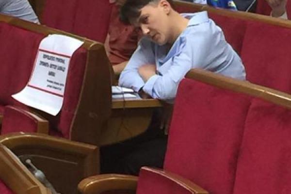 Надежда Савченко пришла в Раду под кайфом? Нардеп опубликовал серию снимков Надежда Савченко пришла в Раду под кайфом? Нардеп опубликовал серию снимков