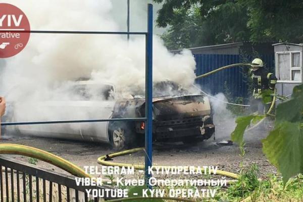 В Киеве неизвестные подожгли лимузин В Киеве неизвестные подожгли лимузин