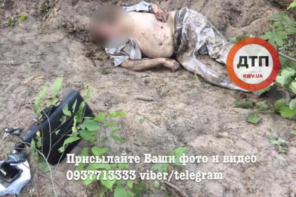 Под Киевом произошло смертельное ДТП: вылетевшего из "Лансера" водителя придавило машиной Под Киевом произошло смертельное ДТП: вылетевшего из "Лансера" водителя придавило машиной