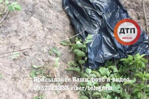 Под Киевом произошло смертельное ДТП: вылетевшего из "Лансера" водителя придавило машиной Под Киевом произошло смертельное ДТП: вылетевшего из "Лансера" водителя придавило машиной