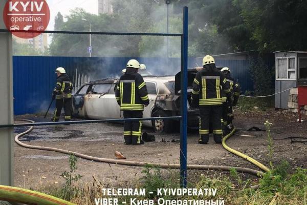В Киеве неизвестные подожгли лимузин В Киеве неизвестные подожгли лимузин